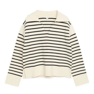 Randig tröja arket  - Superfin randig tröja från Arket som passar fint nu i höst/vinter men även under sommaren. Nypris 800kr. I bra skick