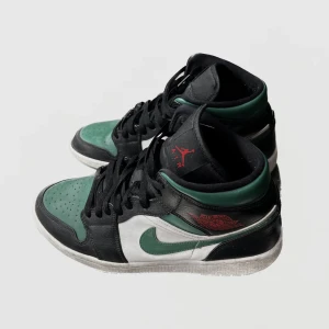 Jordan 1 gröna mids  - Säljer mina ganska välanvända Jordans då jag tyvärr inte använder dem längre.  Dom är använda och köpta för ett tag sedan men det är inget större fel på dem😊 Storlek 44✨