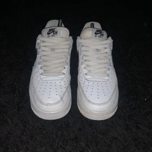 Airforce 1 low  - Säljer mina airforce 1s eftersom att dem har blivit för små. Bra skick ända är att det är smuts på skosnörena och lite på den högra skon. nypris 1400kr. 