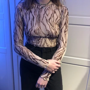 Randig tröja med tunnt material  - har bara använt tröjan runt 3 gånger, den är lite seethrough så bäst om man har något under toppen