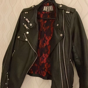 Kenza jacka  - Kenza jacka i använt skick. 