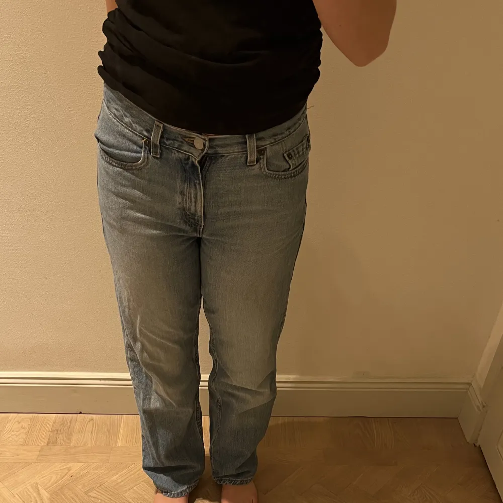 De perfektaaaaa Levis-jeansen!!! I modellen 501 med waist 30😍Lågmidjade och i bra skick💙Säljer endast för att jag har föööör många jeans😭. Jeans & Byxor.