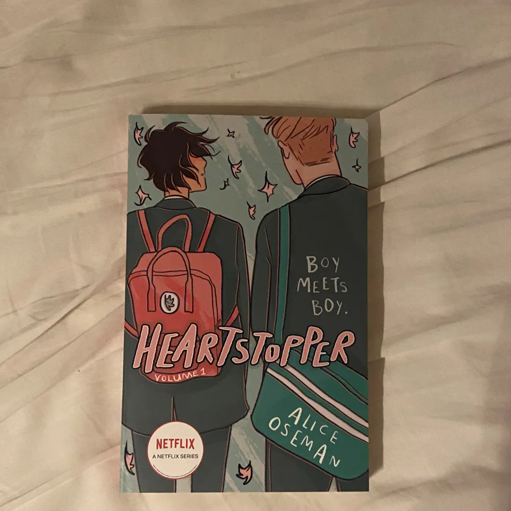 Säljer första boken från heartstopper! Har bara läst en gång så den är så gott som ny, den är på engelska dessutom!. Övrigt.