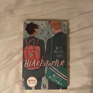 Säljer första boken från heartstopper! Har bara läst en gång så den är så gott som ny, den är på engelska dessutom!