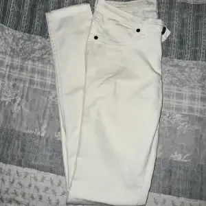 Vita Dr denim skinny jeans i stl L men skulle säga att de passar mer som en S-M! (Lowrise) En fläck finns fram på byxorna (bild 3) därav priset (köptes för 399) frakt 66kr