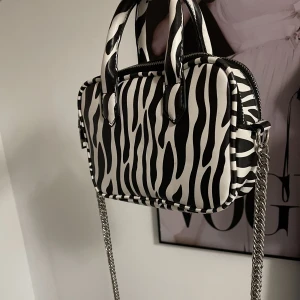 Väska  - Väska med silverdetaljer oanvänd 💕hör av vid frågor 