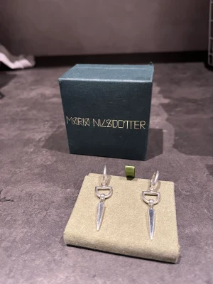 Maria Nilsdotter örhängen  - Säljer mina Maria Nilsdotter örhängen i modellen ”BITTEN EARRING”. Använda fåtal gånger. I princip som nya! Nypris 4590kr (2295kr/st). Säljer dom för 3000 kr.   Skriv för mer bilder❤️  ((Köpare står för frakten))💕💕💕