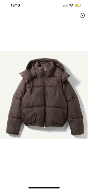 Weekday brun pufferjacket  - Säljer min bruna weekday jacka! Sparsamt använd! Jätte varm och gosig! Stor luva som man kan knäppa långt upp! Storlek M! Passar XS-M