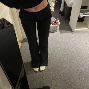 Lågmidjade kostymbyxor - Säljer nu dessa skit snygga lågmidjade byxor från bikbok ”Vera” då dom inte kommer till användning💕 Byxorna är i storleken 38 men är väldigt små i storleken, jag har i vanliga fall byxor i 34-36😊