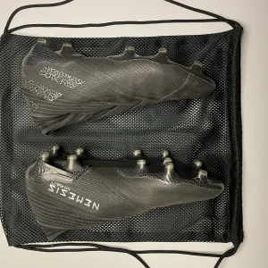 Adidas nemeziz 19+ shadowbeast - Använda 1 gång. Påse ingår