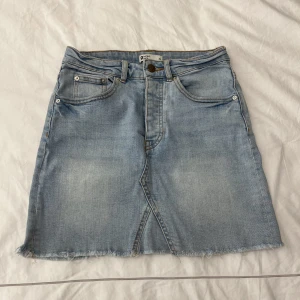 Jätte cute jeans kjol - Min absoluta favorit jeans kjol! Har haft den sen 2017, jätte bra kvalité, lite stretchig, i bra skick.