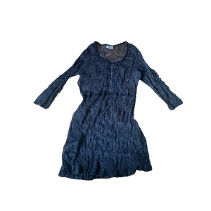 grå tröja i mesh material - jätte fin tröja som är köpt secondhand! den är lite genomskinlig och är i ett ”mesh” material, aldrig använd! osäker på strl💋 den är grå som ni kan se på sista bilden