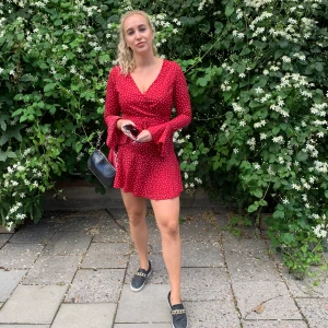 Röd klänning - Supersöt röd klänning som tyvärr har blivit lite liten på mig i bysten. Använd två gånger. Från Shein, köpt för 149:- 