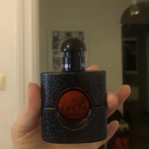 Black opium 30 ml - helt ny!  - Helt ny parfym, tyvärr är förpackningen slängd men flaskan helt full☺️