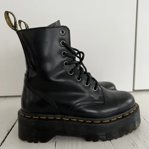Dr martens  - Ny skick dr martens med platåsula! Använda fåtal gånger så jättefint skick 🖤str 36.