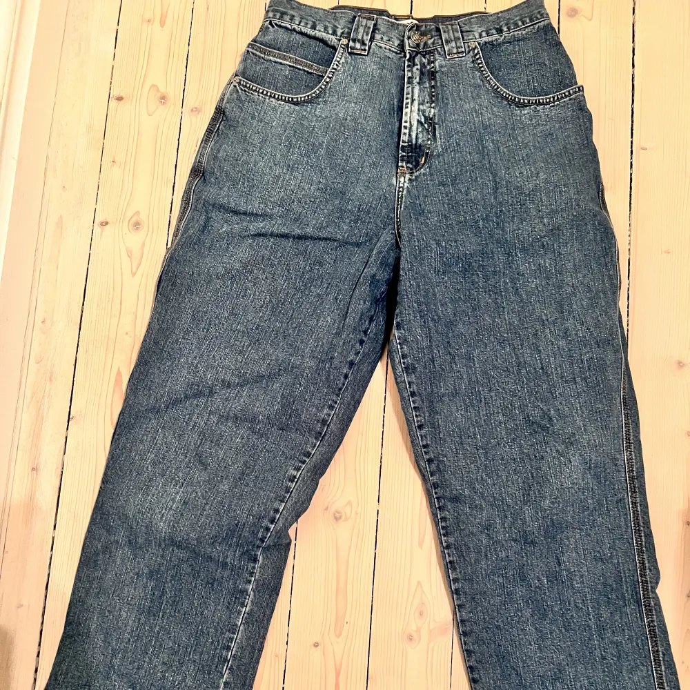 Skitfeta vintage baggy workwear jeans i extremt fint skick! Stlk w30/L32 men skulle säga att de sitter som w32 L34. . Jeans & Byxor.