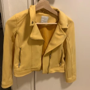  Jacka  -  En gul och somrig mocka jacka som är i barn storlek från 10 till 11 år men passar också bra för er som har Xs till S. Använt en gång.