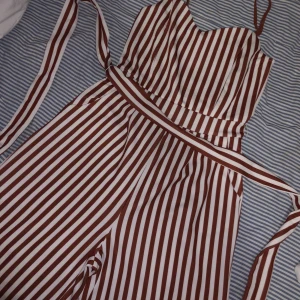 Jumpsuit - Här en randig jumpsuit storlek S. Jag har köp den men aldrig använt den. Jag kommer inte använda de framöver så jag vill bli av med den. 