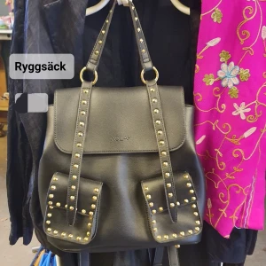 Ryggsäck  - Nolah ryggsäck i svart Nytt  Med fina detaljer    Priset är exklusive Fraktkostnader 