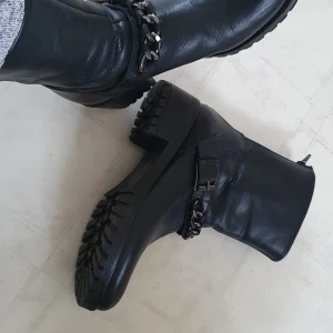 Stövlar  - Fina stövlar  Använd 1 eller 2 gånger  Priset är exklusive Fraktkostnader 