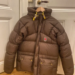 Fjällräven expedition down lite jacka - Jätte fin fjällräven expedition down lite jacka i en fin unik brun färg som inte säljs längre i jätte fint skick knappt använd! Skriv för fler bilder pris kan diskuteras🤎 den är stor i storleken