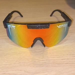 Pitviper solglasögon - Säljer nu ett par pitviper glasögon för att jag aldrig använt dom och kommer förmodligen aldrig göra det. Ni får även med ett fodral till solglasögonen.