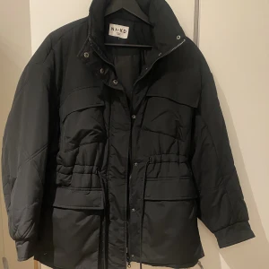 Vinterjacka från nakd  - Jättefin vinterjacka från nakd, med stora fickor och snörning i midjan, köpt förra året för 1000 säljer för 300kr Strlk m 