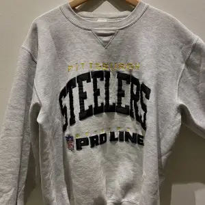 Grå vintage collagetröja/sweatshirt med tryck i strl M. Köpt secondhand. Verkligen så snygg men kommer inte riktigt till användning för mig.  Köparen står för frakt. 