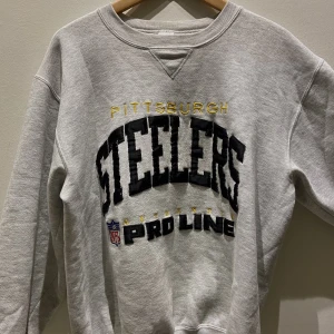 Collegetröja strl M - Grå vintage collagetröja/sweatshirt med tryck i strl M. Köpt secondhand. Verkligen så snygg men kommer inte riktigt till användning för mig.  Köparen står för frakt. 