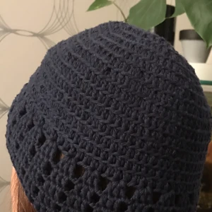 Virkad mössa  - Vacker mörkblå/marinblå Handvirkad, helt nygjord mössa. Gjord av tjockt bomullsgarns. Snyggt mönster nertill.  Liknande kan beställas i andra färger. 