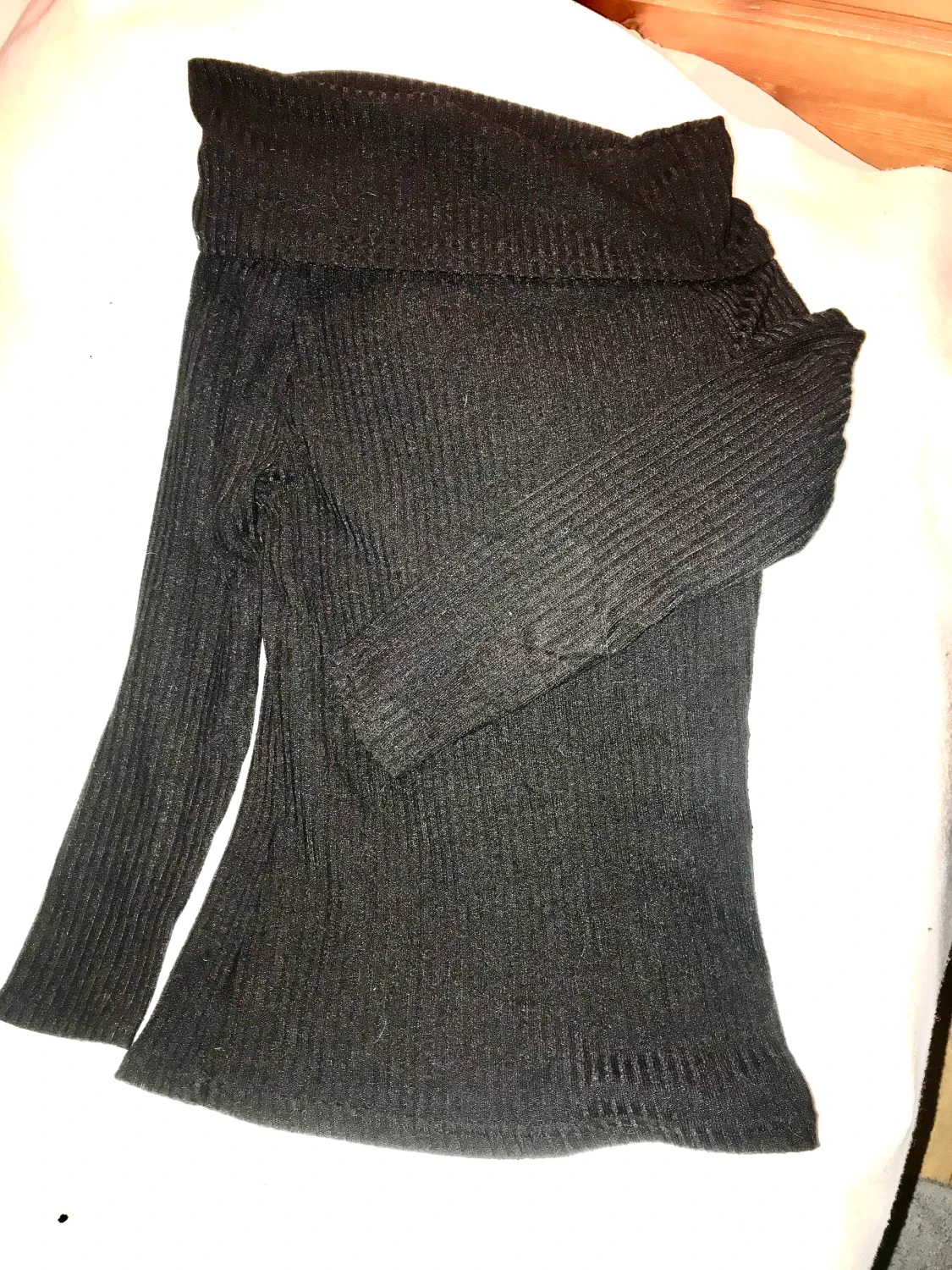 Ribbstickad tröja med off shoulder polo