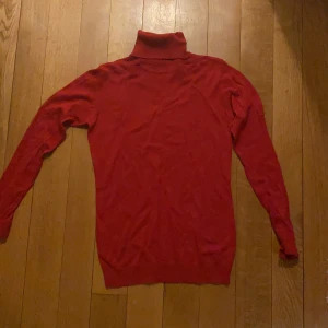 Turtleneck  - Säljer röd turtleneck i storlek S, 36/38! Perfekt för höst/vinter ☺️