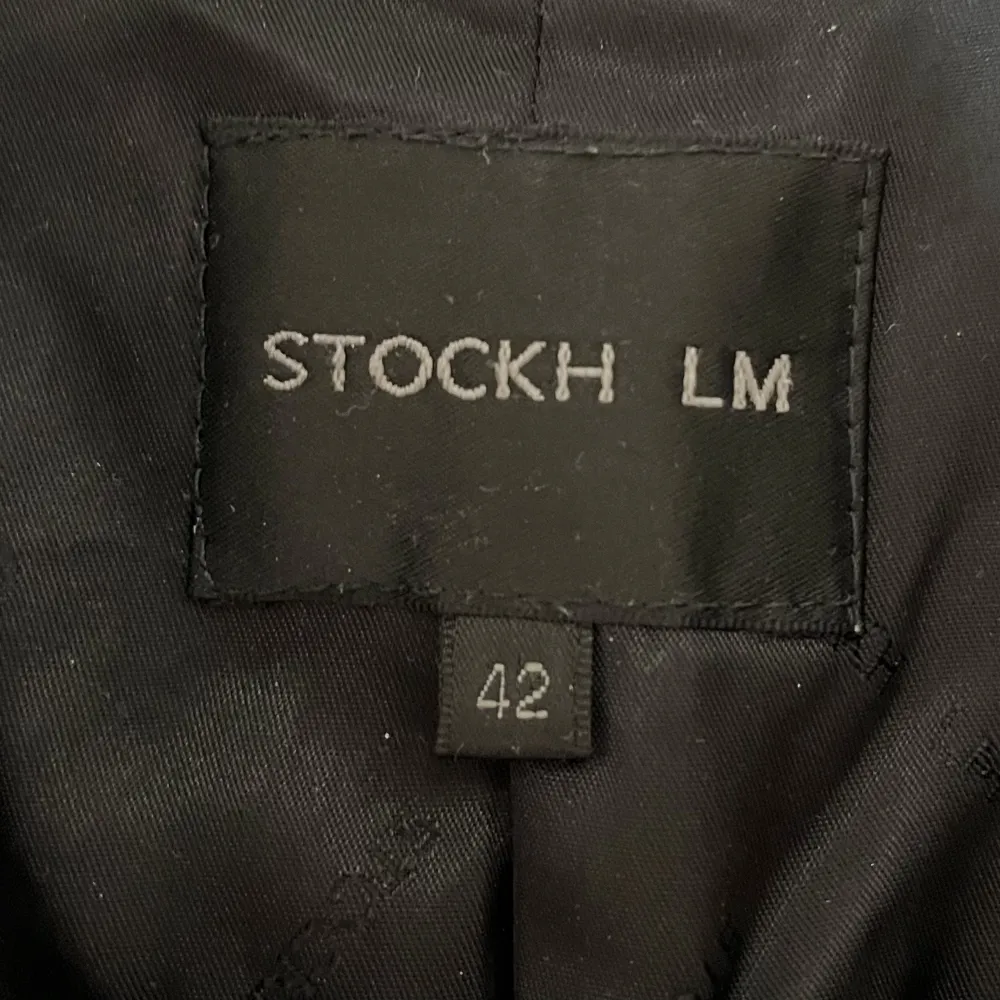 Svart kavaj i storlek 42 inköpt  på MQ av märket ”Stockholm”. Det är en slimfit modell för kurviga och är mer som en stl 36-38 eller S. . Kostymer.