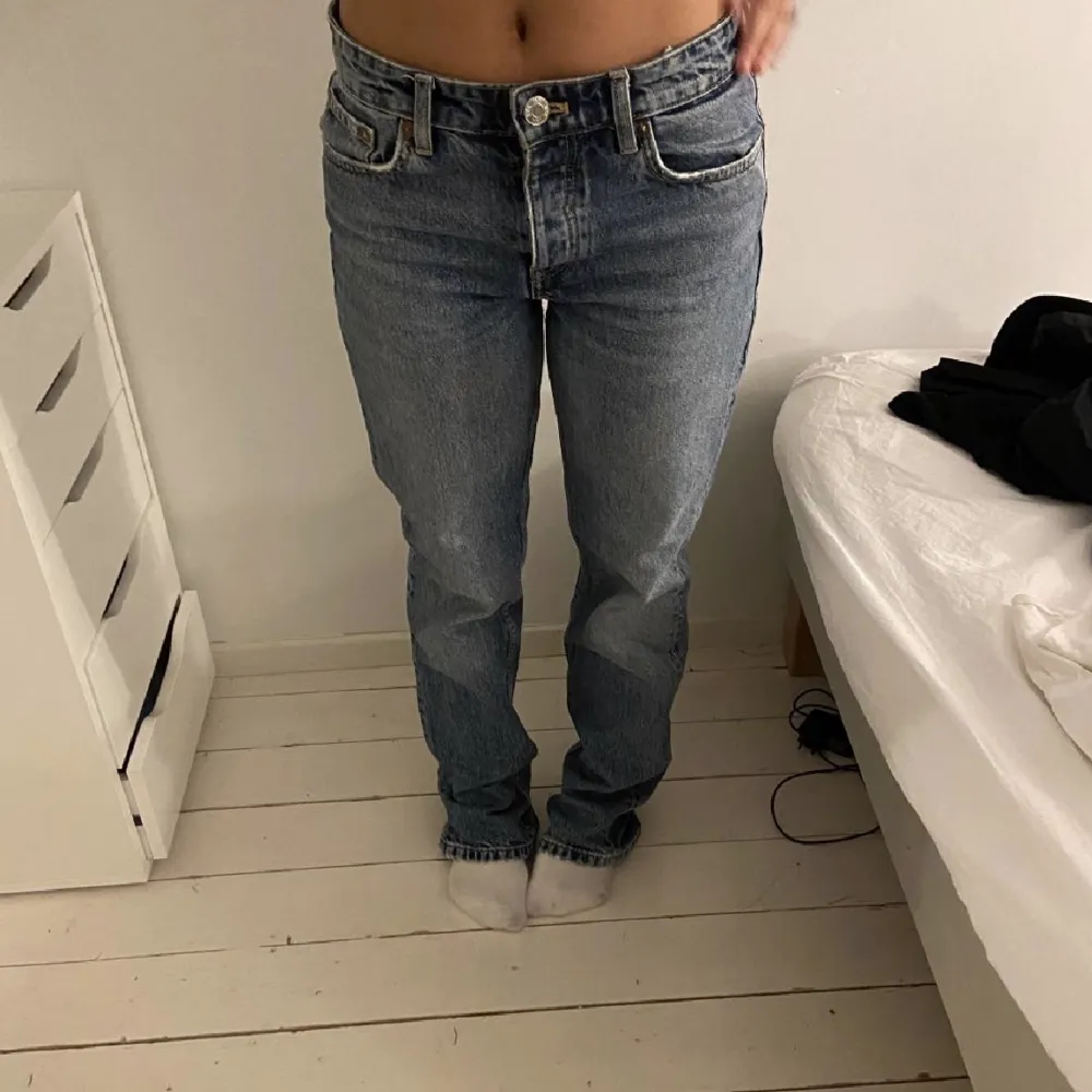Mörkblåa zara jeans i mid-Rise med knappar❣️kontakta mig för mer info!. Jeans & Byxor.