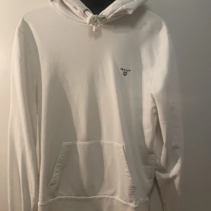 Gant hoodie - Vit hoodie från GANT, herr storlek M, säljer åt min sambo, användt skick men fin