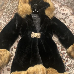 Fluffig jacka  - Jätte fin jacka för vintern. Varm och passar med allt ☺️ jättefin detalj med diamanter på som man stänger jackan med🥰 passar som xs/s- m eftersom man kan dra åt i midjan 