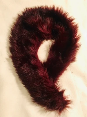 Vinröd fuskpälskrage - Använd innanför kappa/jacka eller drapera utanpå för att ge intrycket av pälskrage.