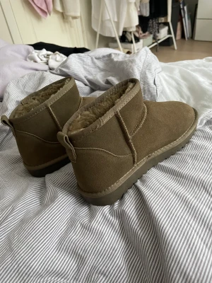 Mini uggs - Säljer mini uggs som liknar originalet. Dem var för små för mig av den anledningen säljer jag dem. Lite små i storleken. Köpare står för frakten🌟