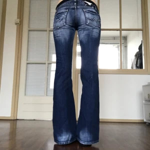 Y2k bootcut jeans - Lågmidjade bootcut jeans 💝Väldigt bra skick förutom lappen där bak som är sliten. 79 cm runt midjan, 84 cm innerbenslängd. Jag är 176 cm och har W29 i jeansstorlek ( dom är för små för mig ) 💛Endast frakt ✨Använd gärna köp nu-funktionen 🌟