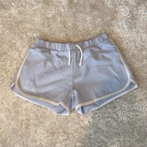 Ett par fina ljusblå shorts från zara i storlek 152 💙nästan aldrig använda. Köparen står för frakten💙💙