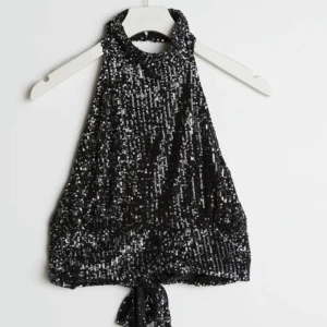 Glittrig topp - Säljer denna super fina glittriga topp från Gina tricot! Använd endast en gång så är i som nyskick! 
