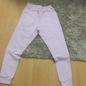 Lila joggers/tights  - Säljer dem pga dem har blivit förstora och har även noll användning av dem (köparen står för frakt)