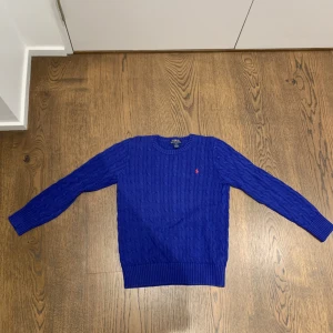 Kabelstickad tröja från Ralph Lauren  - Superfin kabelstickad tröja från Ralph Lauren. I väldigt bra skick. Köpare står för frakt 