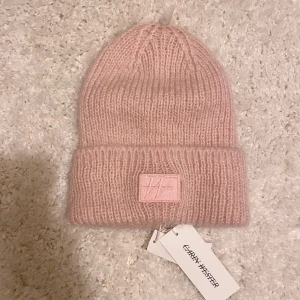 Carin Wester mössa - Rosa mössa från Carin Wester som jag fick i present, helt oanvänd och prislapp finns kvar ❤️