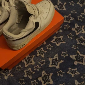 Air force 1 - Säljer mina air force one till ett fint pris. Skorna är i Stl 39 och skick är 7/10 då dem är smutsiga och har lite crease. Men dem har inga hål eller fläckar dock. 