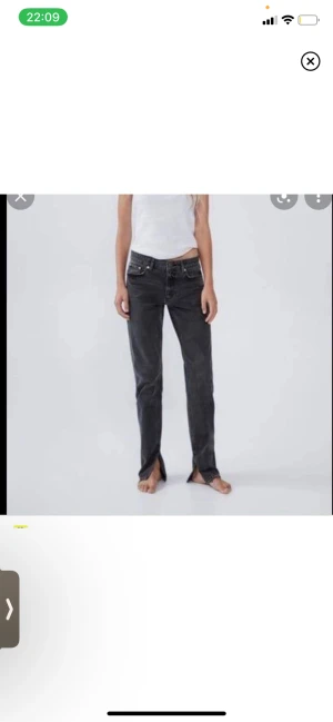 Gråa jeans med slits från zara!🤍 - Säljer dessa supersnygga gråa jeansen från zara med slits som inte går att köpa längre!💞 Det är bara att skicka ett meddelande om du har några frågor eller vill ha fler bilder🤍pris gpr att diskutera!