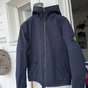 Stone island  - Stone island soft Shell jacket  8/10 i skick kan behövas en tvätt sen är den nästan som ny skick  En skit snygg jacka som jag nu säljer för den är har blivit för liten för mig.  Kan frakta och mötas up! (Obs vid snabb köp får du den biligare)