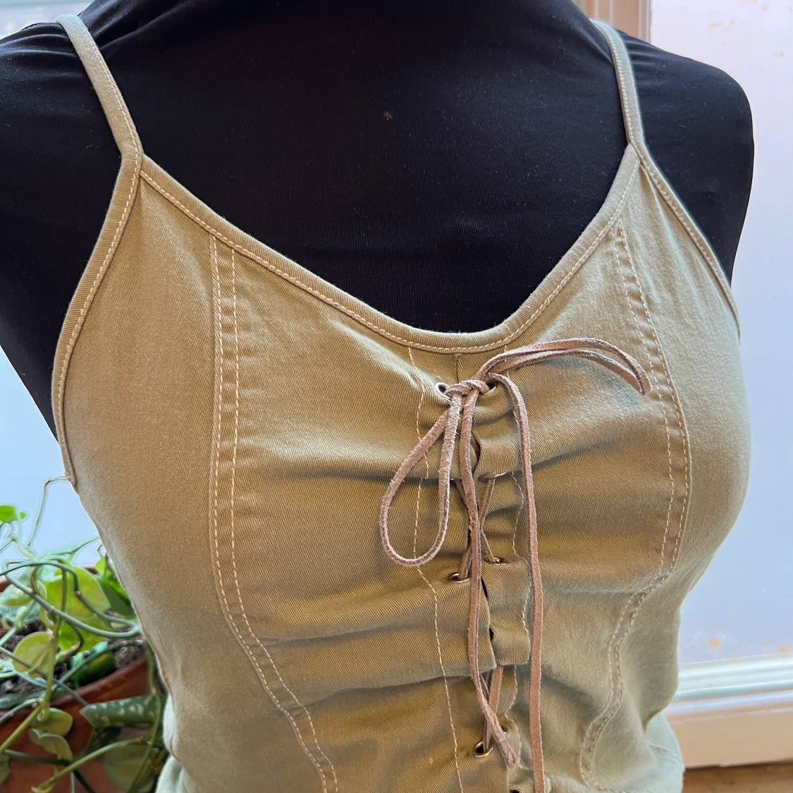 En vintage olivgrön topp med knytning - 90