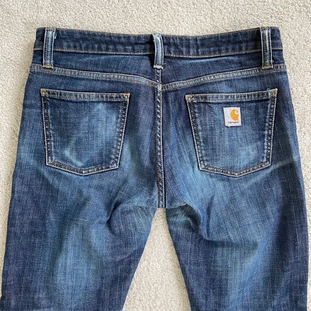 carhartt jeans i väldigt fin blå tvätt 💙 W28 L34, för stora för mig som är 160 cm. Jeans & Byxor.
