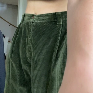 gröna högmidjade corduroy’s  - hur fina som helst, ger en baggy look. säljer bara för att de får min kropp att se mer feminin ut för min comfort zone. passar dig som är längre🖤